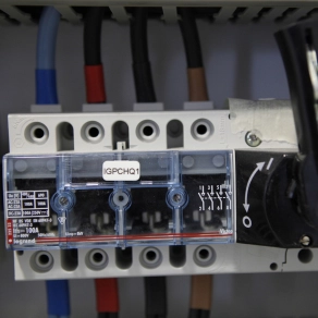   Legrand Vistop 100A 4P mellső, fekete karral, terhelésszakaszoló kapcsoló sínre - 22522