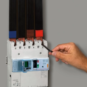   Legrand DPX3 250 100A 4P+áramvédő kapcsoló S2 25kA kombinált áramvédő kapcsoló - 420325