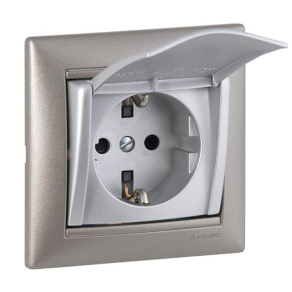   Legrand Valena 2P+F csatlakozóaljzat csapófedéllel alumínium - 770122