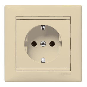   Legrand Valena 2P+F csatlakozóaljzat csapófedéllel, elefántcsont - 774322