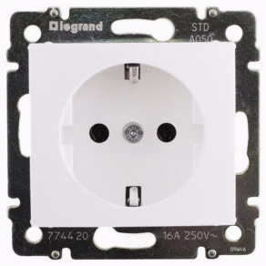   Legrand Valena 2P+F csatlakozóaljzat biztonsági zsaluval, fehér - 774421