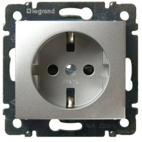 Legrand Valena 2P+F csatlakozóaljzat alumínium - 770120