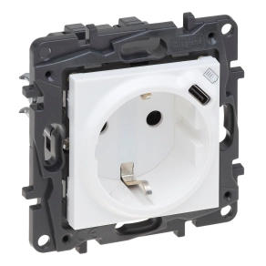   Legrand Niloé Step 2P+F kombinált csatlakozóaljzat + USB-C, (rugós), biztonsági zsaluval, fehér - 863126