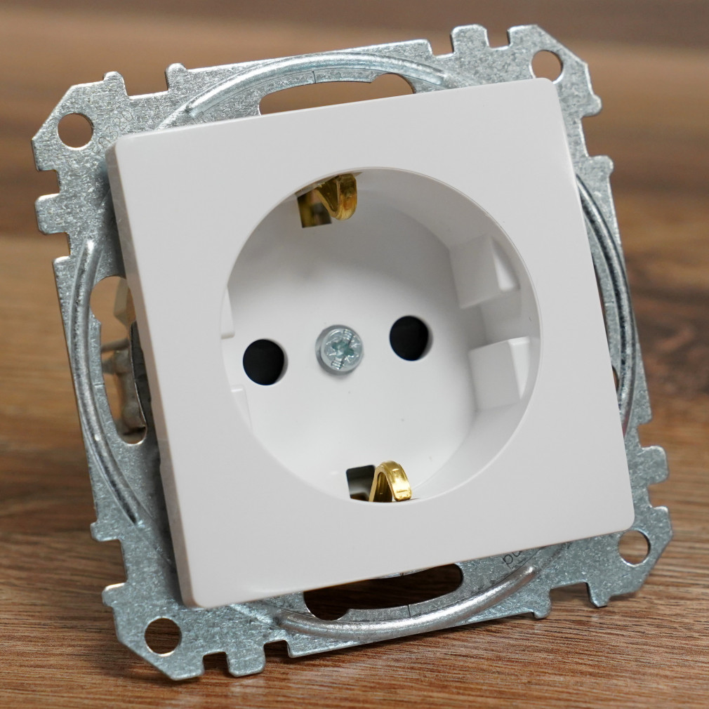 Schneider Electric Sedna Design Elements fehér 2P+F csatlakozóaljzat biztonsági zsaluval, rugós bekötéssel, 16A terhelhetőséggel, SDD111022