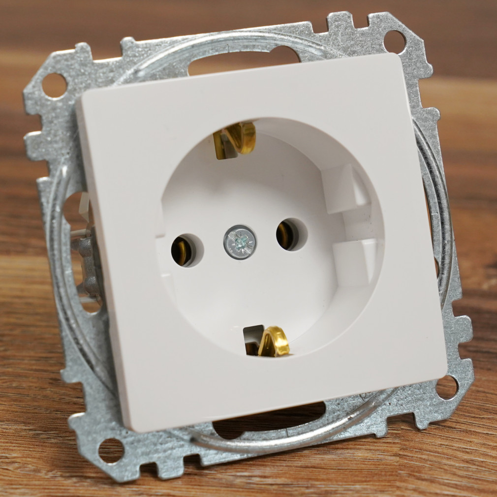 Schneider Electric Sedna Design Elements fehér 2P+F csatlakozóaljzat rugós bekötéssel, 16A terhelhetőséggel, SDD111026