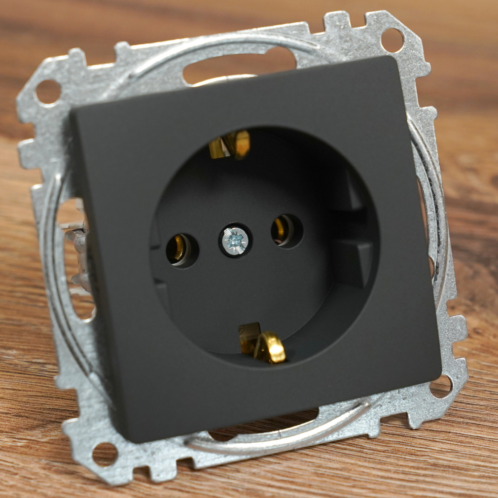 Schneider Electric Sedna Design Elements antracit 2P+F csatlakozóaljzat csavaros bekötéssel, 16A terhelhetőséggel, SDD114025