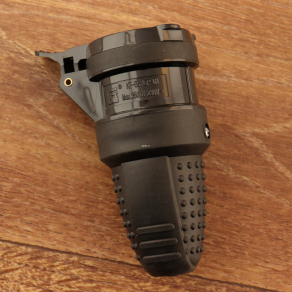   Lengő csatlakozóaljzat, földelt, csapfedeles, fekete (16A)