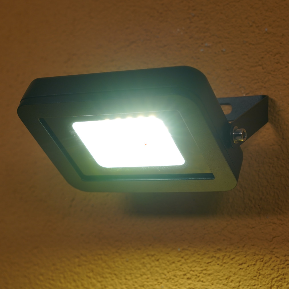 LED reflektor, hidegfehér fényű, 900lm