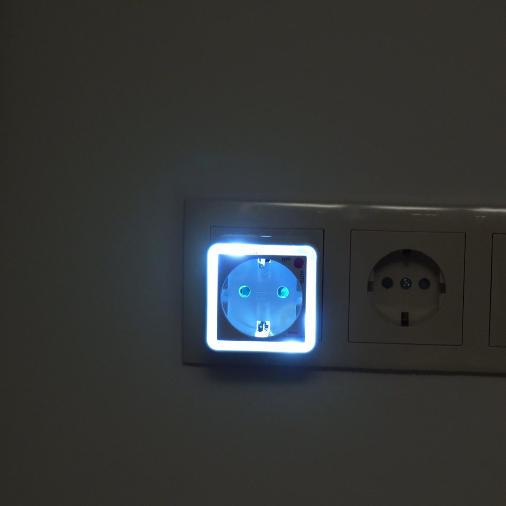 Éjszakai LED irányfény konnektorba dugható, alkonykapcsolóval