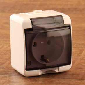   Kültéri falon kívüli csatlakozó aljzat áttetsző csapfedeles