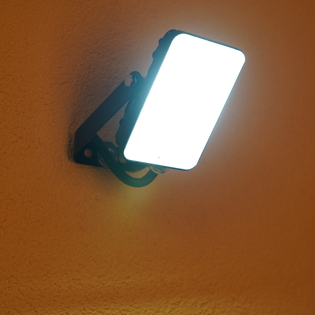 Ledvance LED reflektor, extra hidegfehér, 10 W (Essential Floodlights)