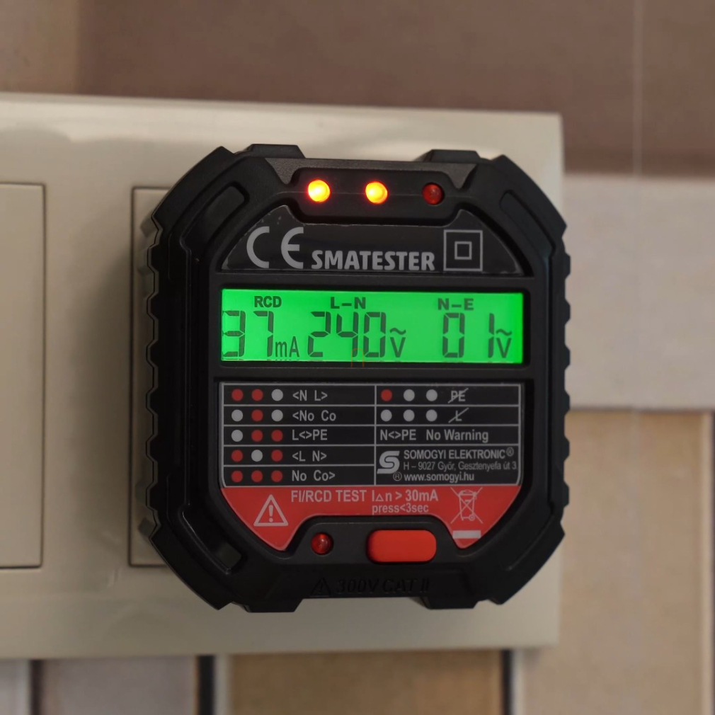 Konnektor teszter, LED visszajelzők, Voltmérő, L-N, N-E, RCD mA, Fi és RCD relé ellenőrző, elem nélkül, max. 250 V~ aljzatokhoz