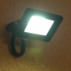   Reflektor 10W LED-es, 800lm, 200-240VAC, IP65, 4000K, 120 fok, 15x SMD2835 LED, lapos, fekete, 115*106*35mm, alumínium Slim Series DEL1711 - Slim Series deLux DEL1711