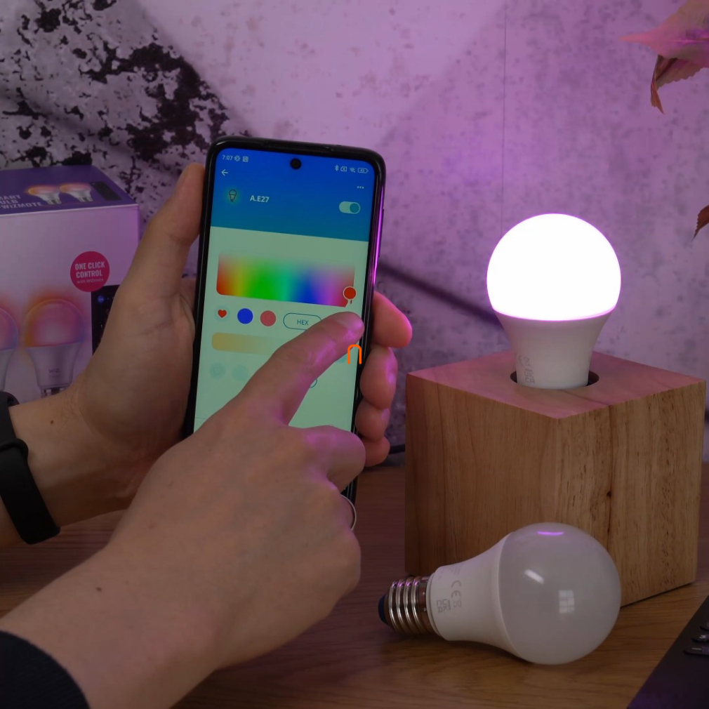 WiZ okos E27 LED távirányítóval, opál, 8.5 W, 806 lm, 2200-6500 K +RGB, szabályozható fehér és szín-60 W izzó helyett, 220-240 V, applikációval vezérelhető, Wi-fi