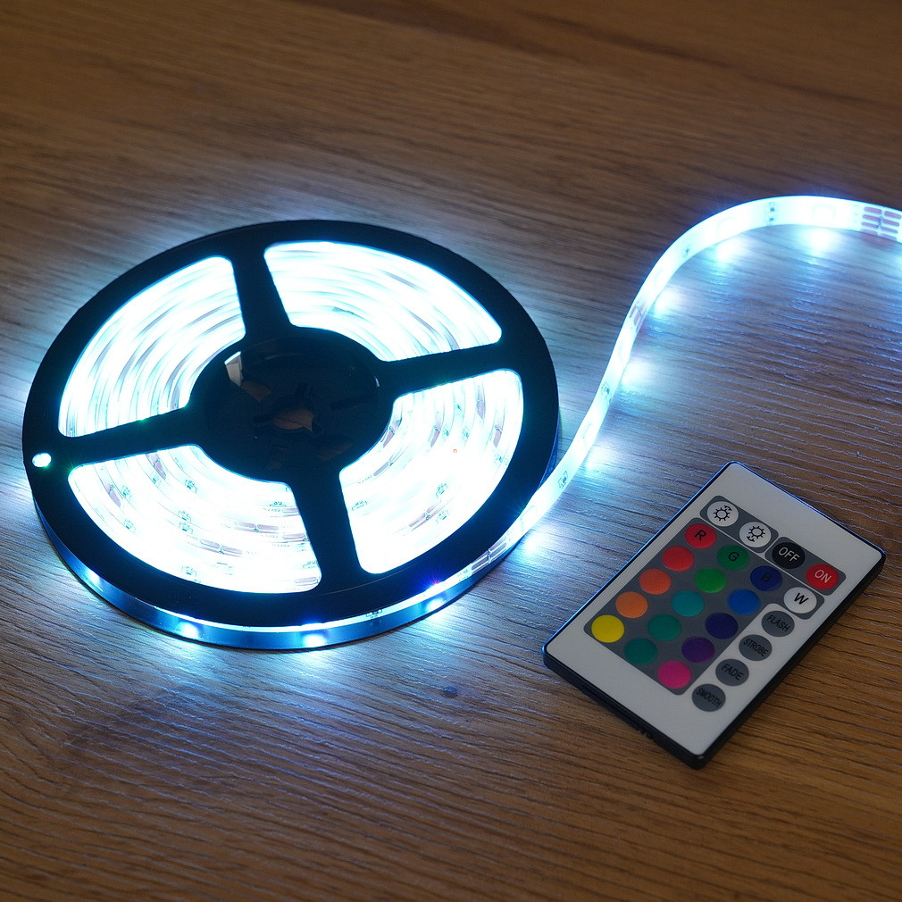 Bontott csomagolású LED szalag szett távirányítóval 90 LED, 3 méteres (RGBW)