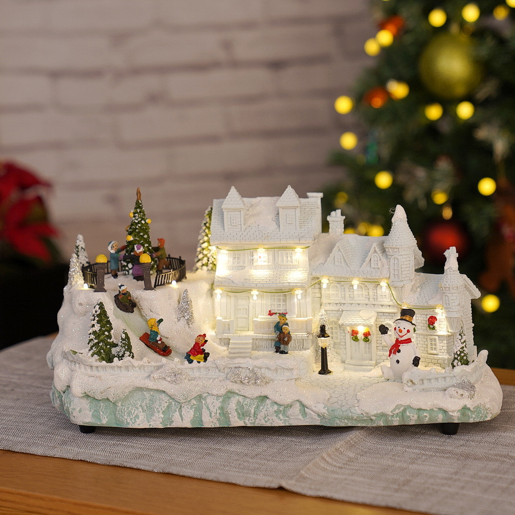 Dioráma - fehér ház karácsonyfával, hálózati adapterrel